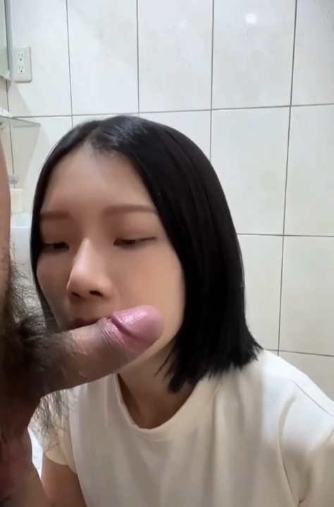 Vào wc lén lút bú cu - clip sex